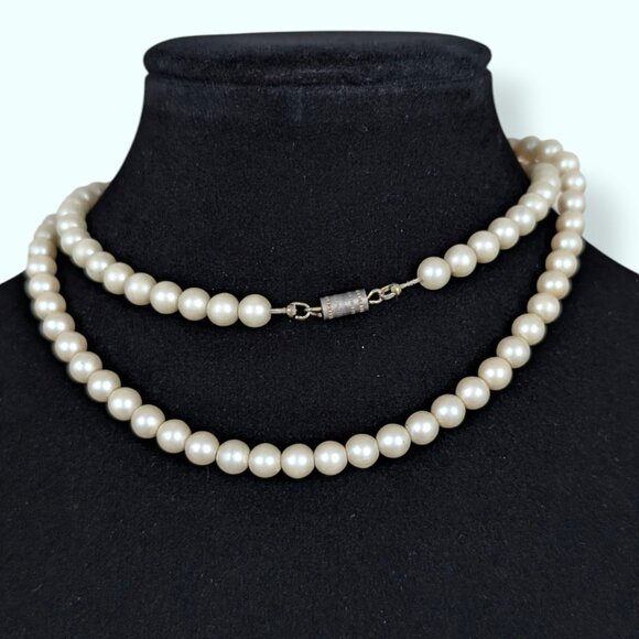 V. Faux Pearl Beaded Necklace - Picture 4 of 5